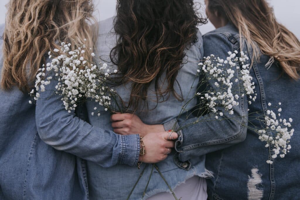 Gruppe von Frauen mit Blumen