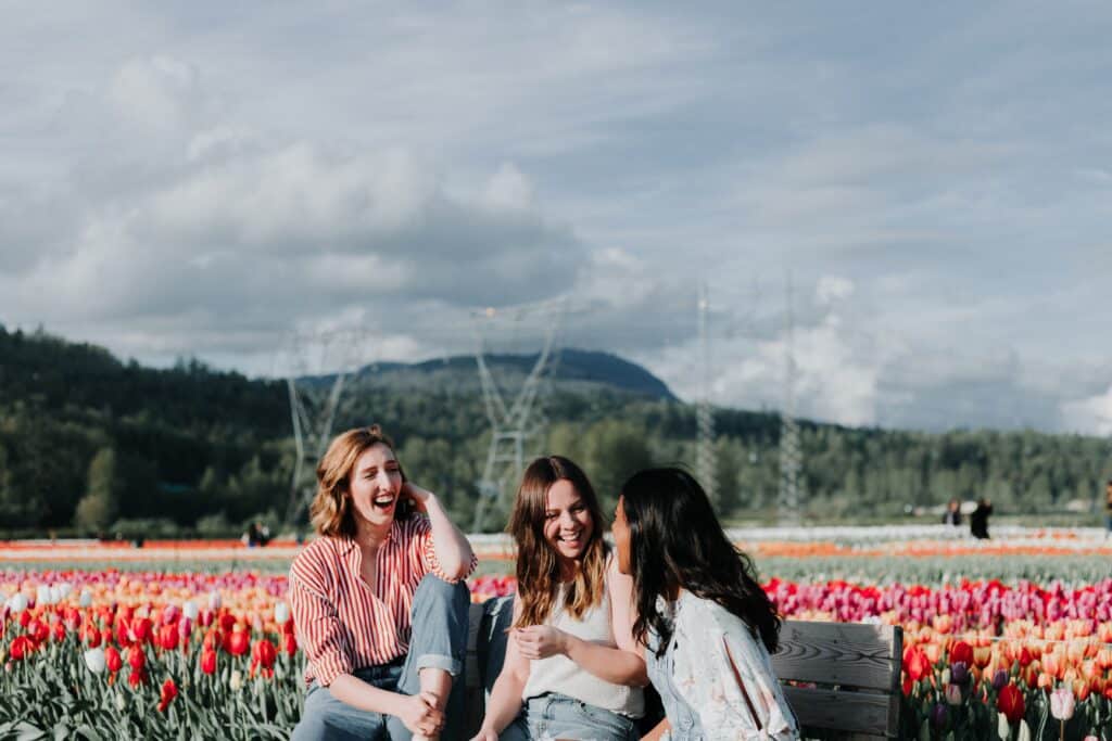 Frauen im Tulpenfeld