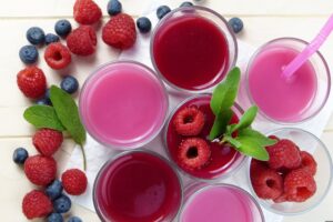 Smoothies aus Himbeeren und Blaubeeren