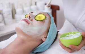 Gesichtsmaske mit Gurken
