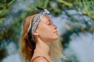 Frau mit Haarband in der Natur